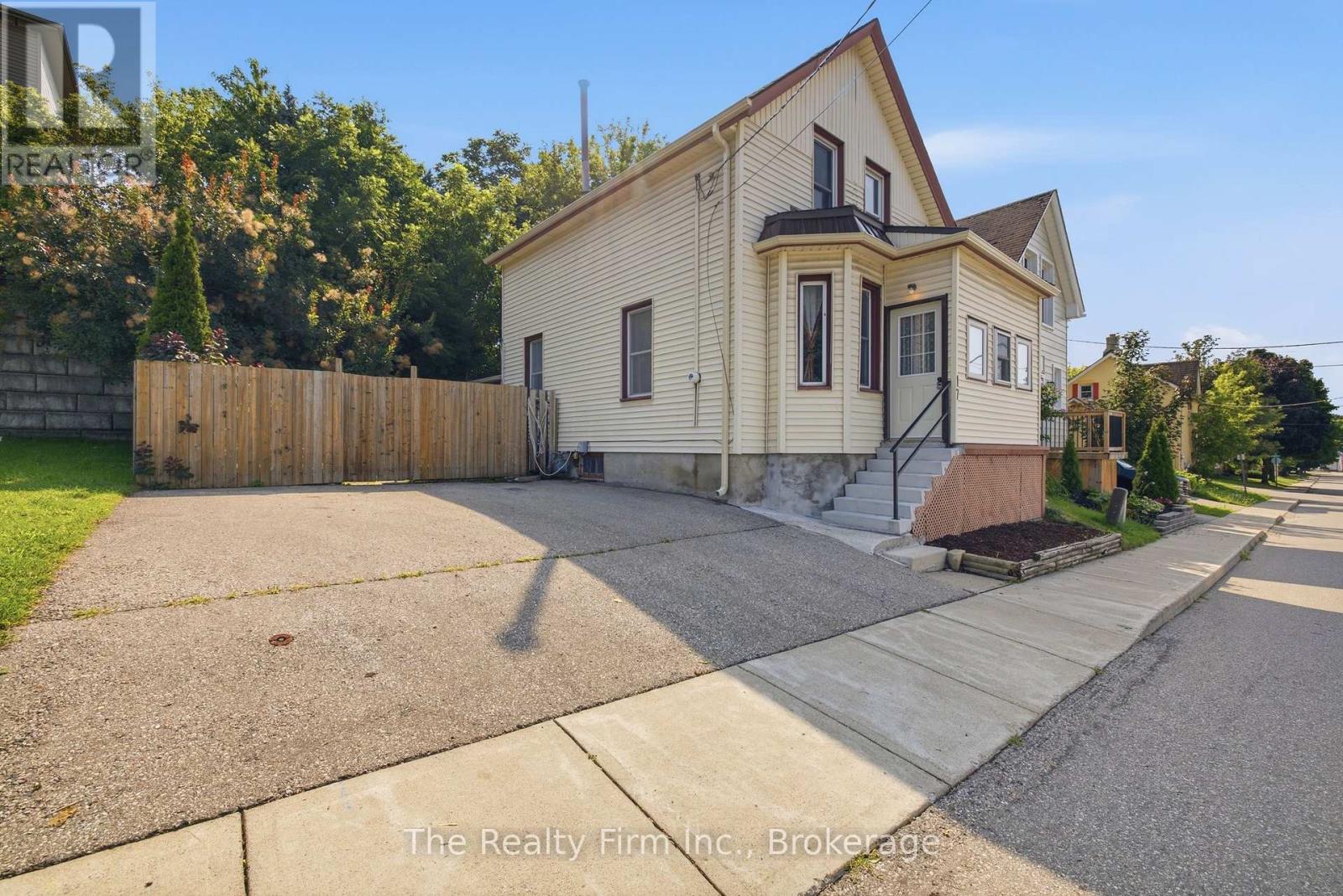 17 Douglas Street, Woodstock (Woodstock - South), Ontario  N4S 2Y1 - Photo 2 - X13659840