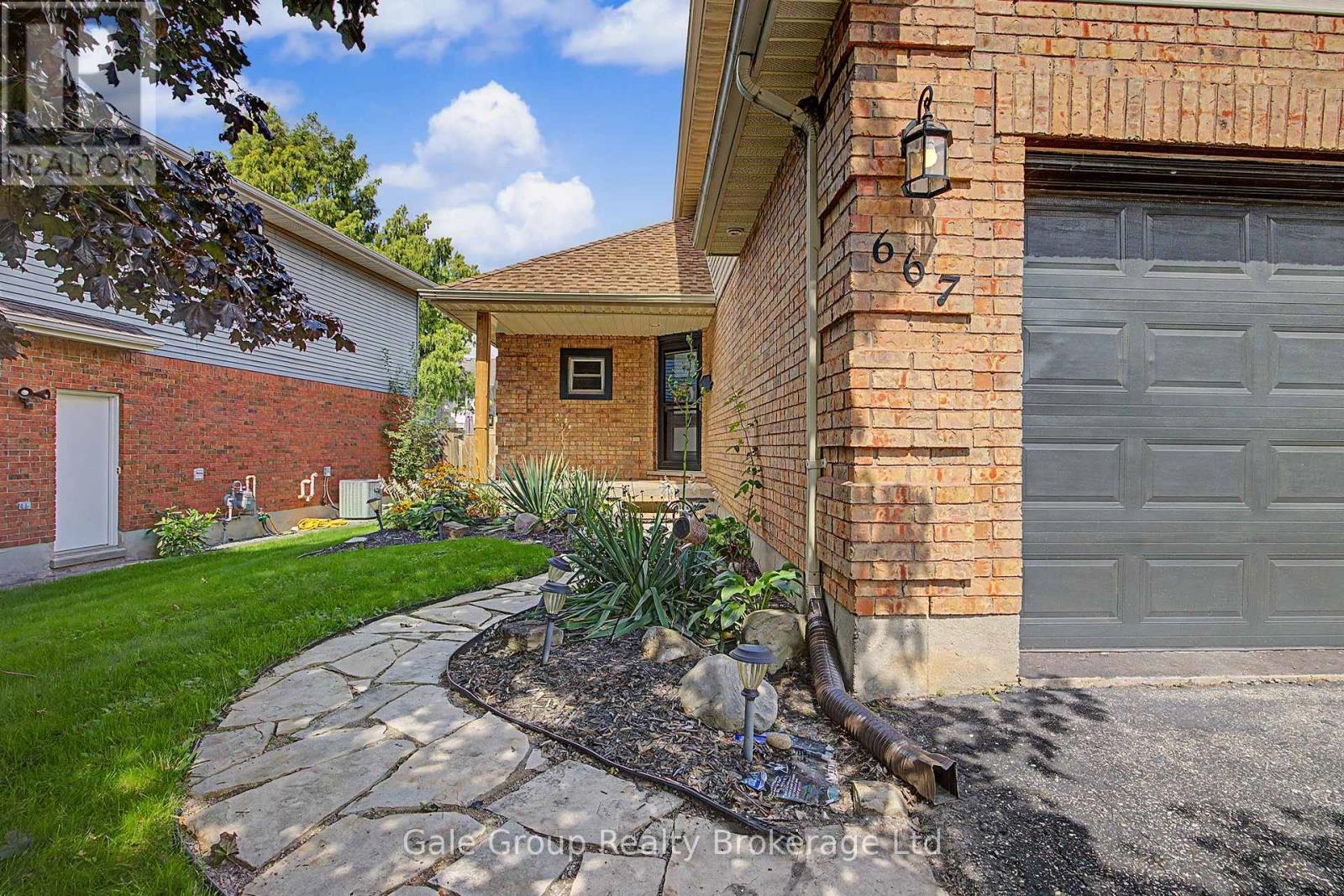 667 Springbank Avenue N, Woodstock (Woodstock - North), Ontario  N4T 1E3 - Photo 2 - X13752174