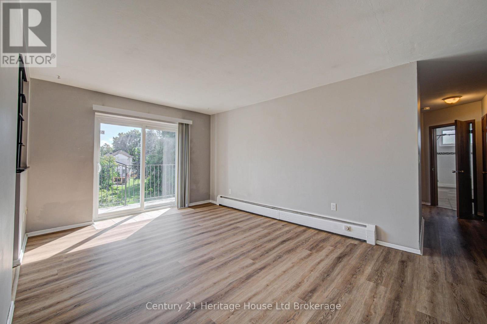 401 - 770 Hughson Street, Woodstock (Woodstock - North), Ontario  N4S 4P5 - Photo 2 - X13832388