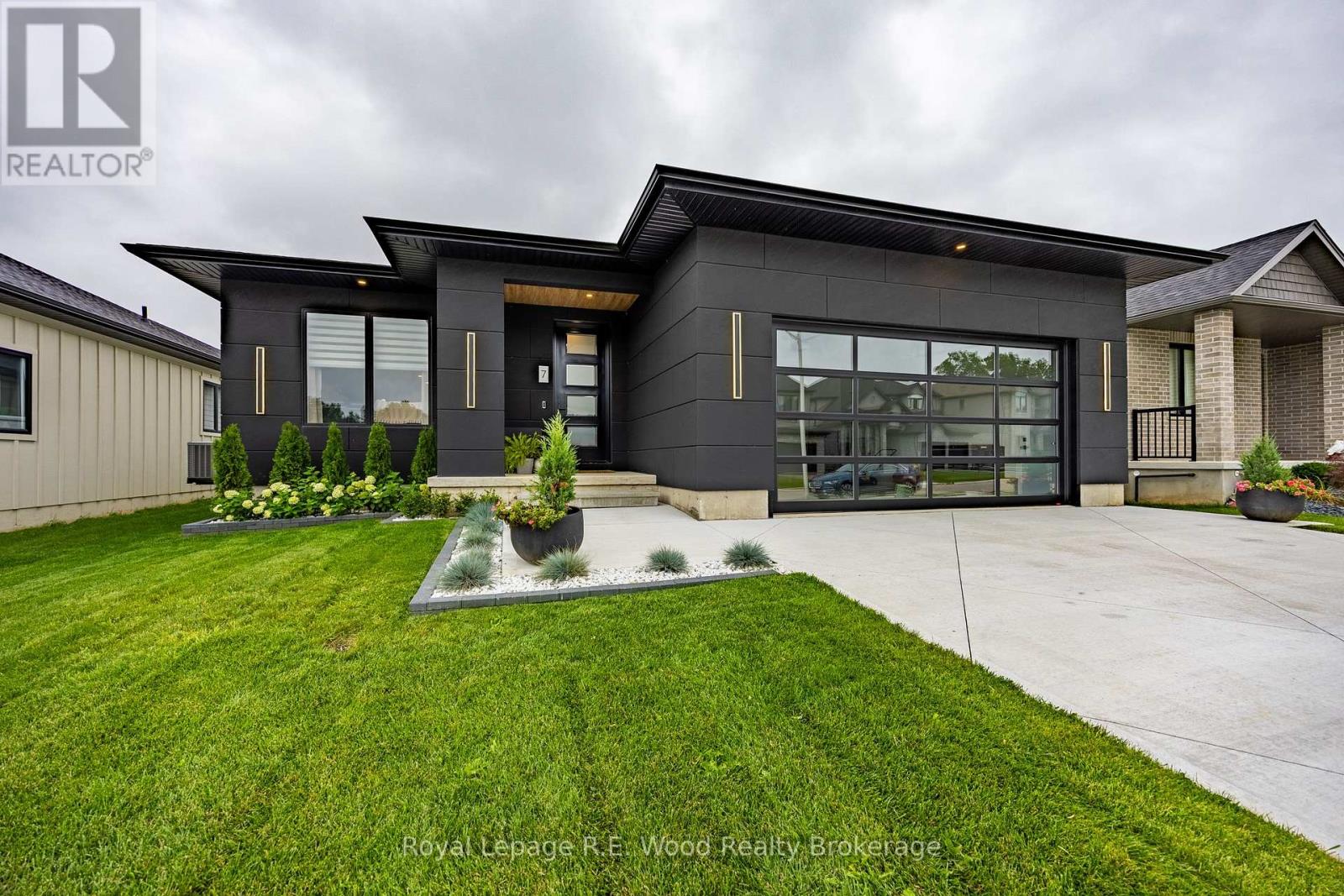 7 Sycamore Drive, Tillsonburg, Ontario  N4G 5S3 - Photo 2 - X13842914