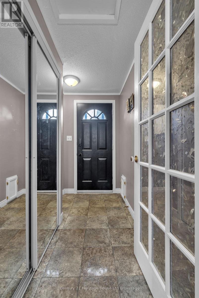 921 Lincoln Drive, Woodstock (Woodstock - South), Ontario  N4S 2N2 - Photo 3 - X13865936
