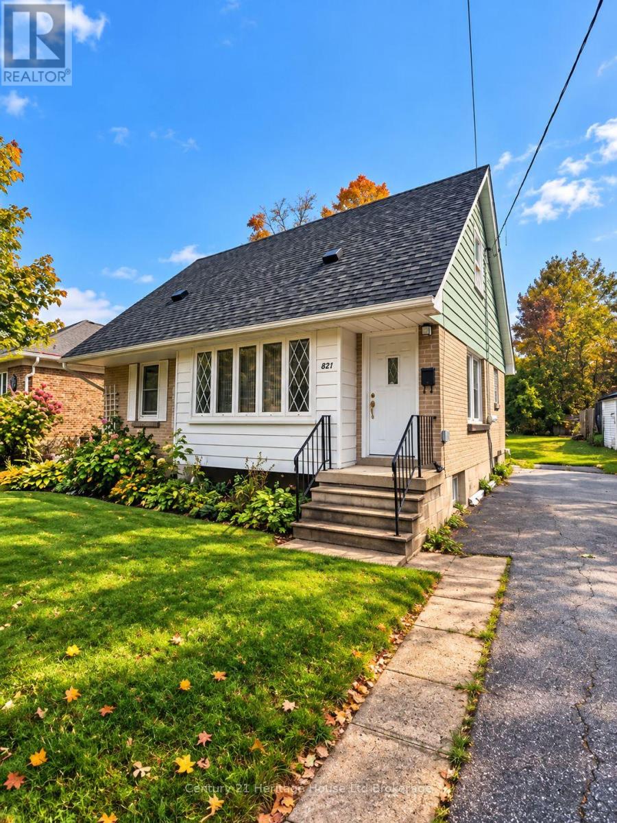 821 Wilton Crescent, Woodstock (Woodstock - North), Ontario  N4S 7H4 - Photo 2 - X14031522