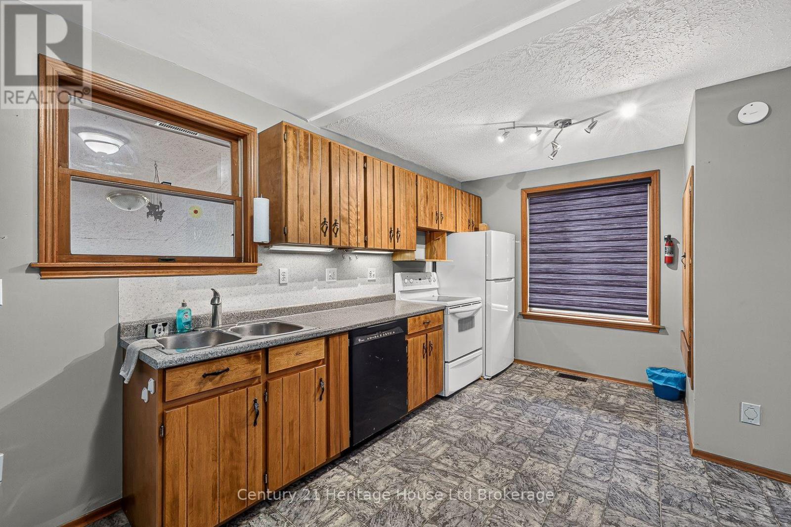 136 Dover Street, Woodstock (Woodstock - South), Ontario  N4S 3M1 - Photo 3 - X14088072